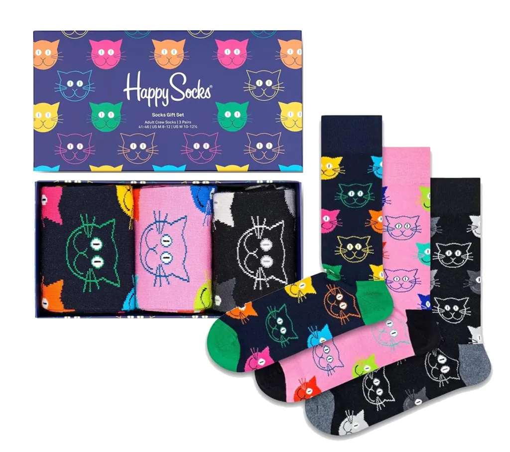 Drei Paar Socken mit Katzenmotiv in einer schönen Geschenkbox