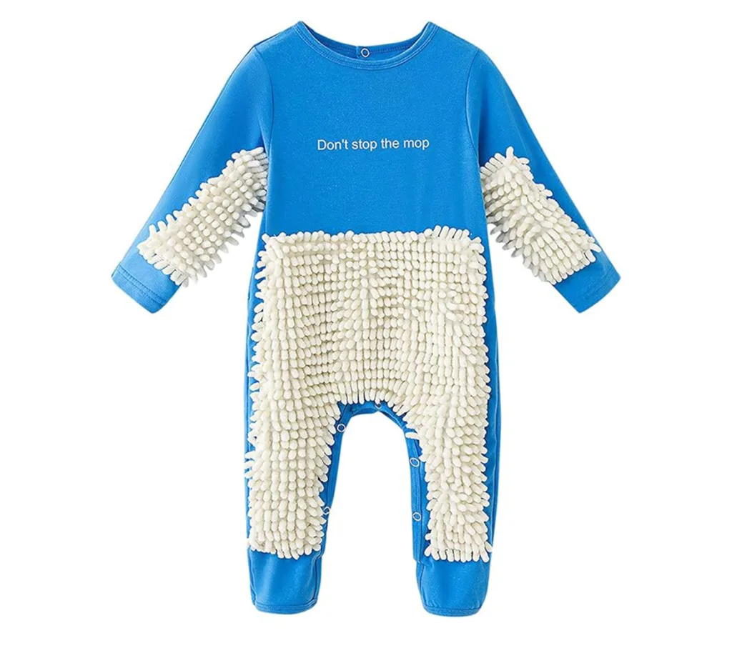 Blauer Babystrampler mit Mop an Bauch, Beinen und Armen. Text: Don´t spot the mop.